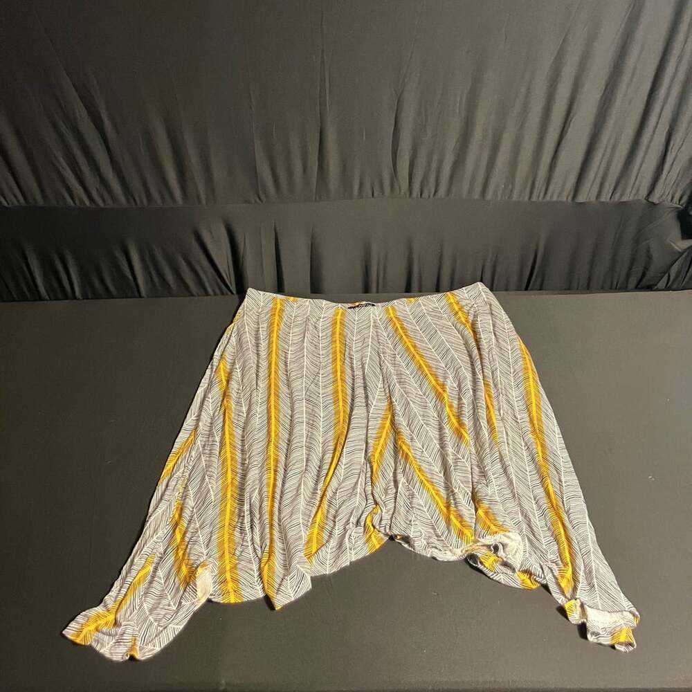 Apt. 9 Gray and Yellow Zigzag Pattern Asymmetrical Skirt Size X-Large